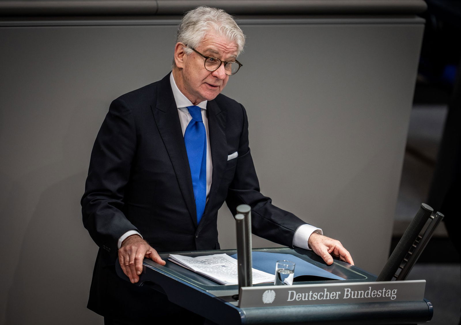 Nach seiner Rede im Deutschen Bundestag zur Gedenkstunde der Opfer des Nationalsozialismus erhält Marcel Reif den Sonderpreis. (Archivbild) 