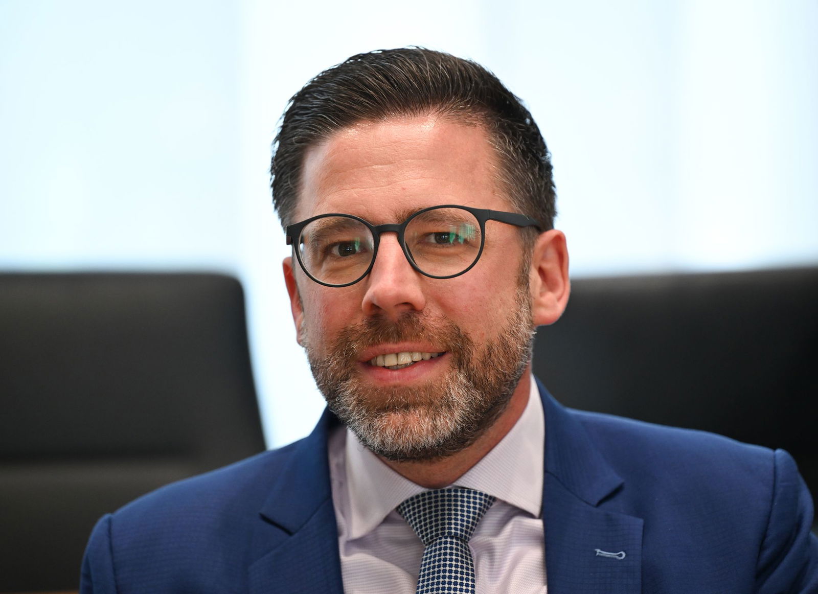 Bei einem Besuch in der Justizvollzugsanstalt Rohrbach hat der rheinland-pfälzische Justizminister Philipp Fernis (FDP) das Engagement der JVA-Mitarbeiterinnen und Mitarbeiter gewürdigt. (Archivbild)