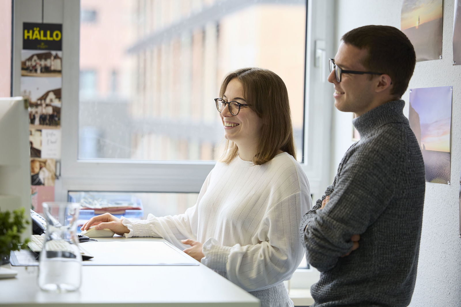 OFD_BW_zwei Menschen an Schreibtisch vor Bildschirm