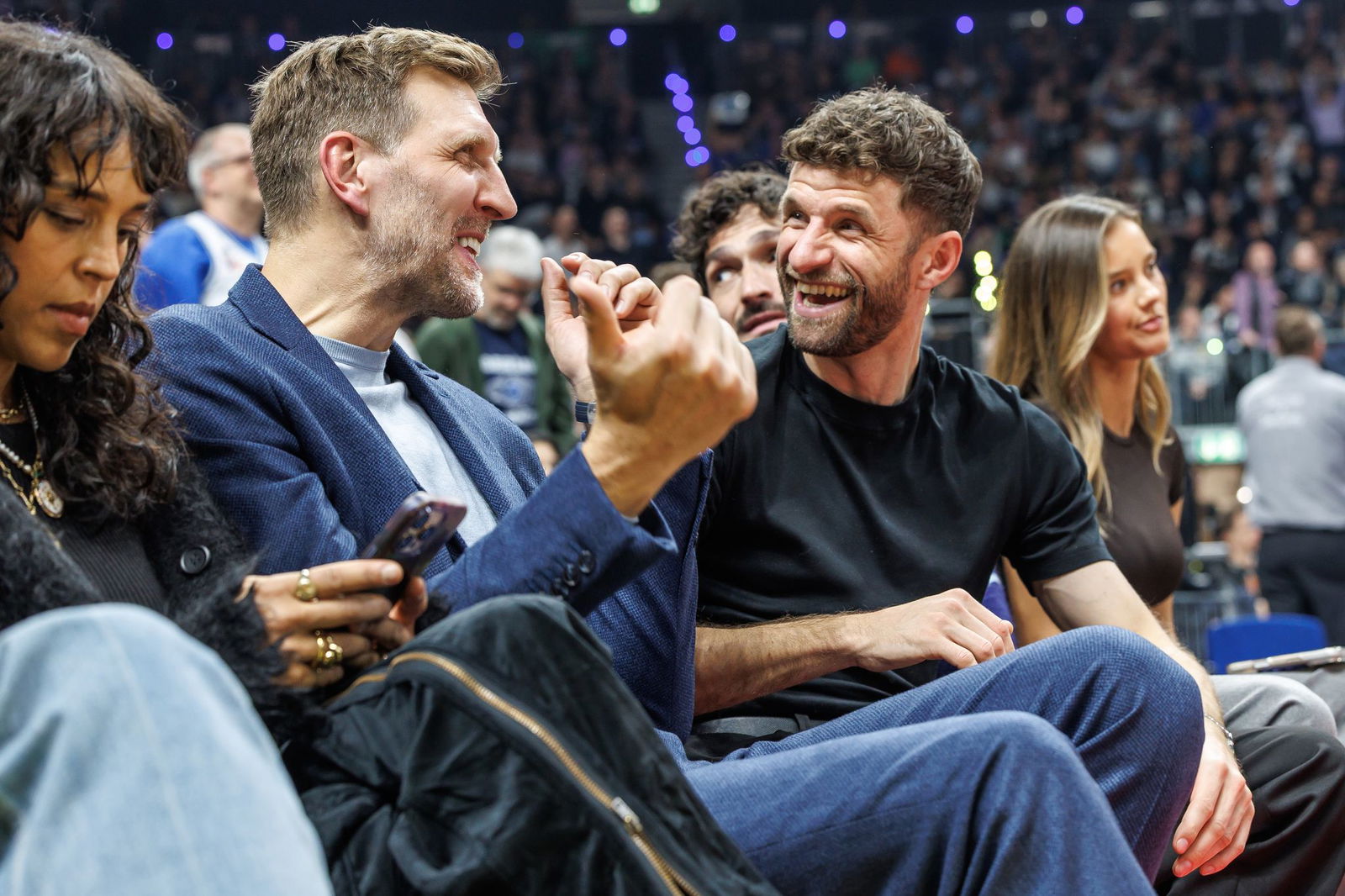 Der Promi-Faktor war gegeben: Dirk Nowitzki (l) und Thomas Müller am Spielfeldrand.