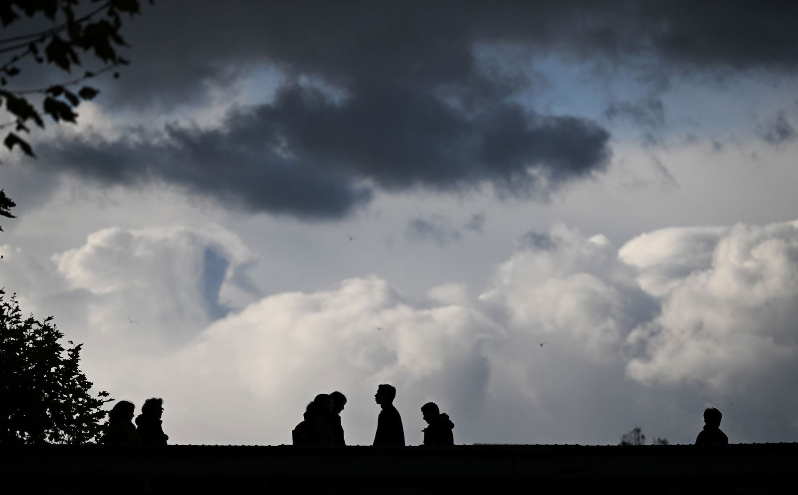 Dichte Wolkendecken und vereinzelte Niederschläge bestimmen das Wetter im Südwesten. (Symbolbild)