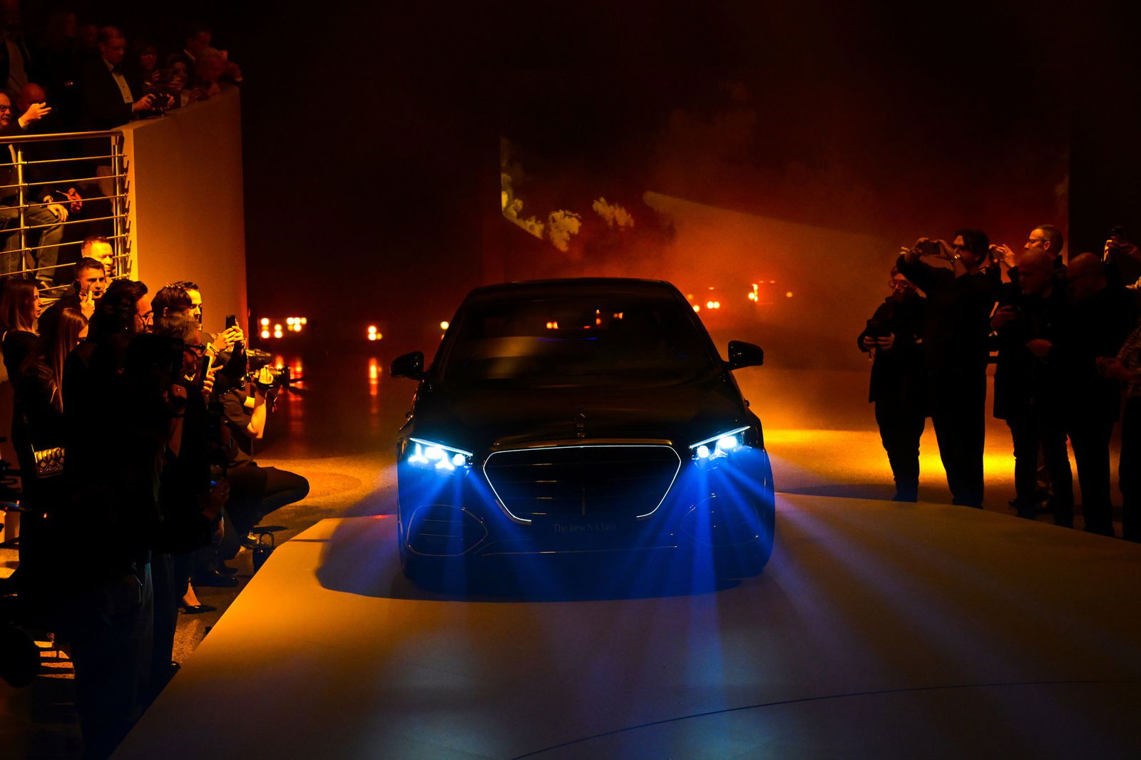 In der Dunkelheit fällt vor allem der beleuchtete Kühlergrill auf. 