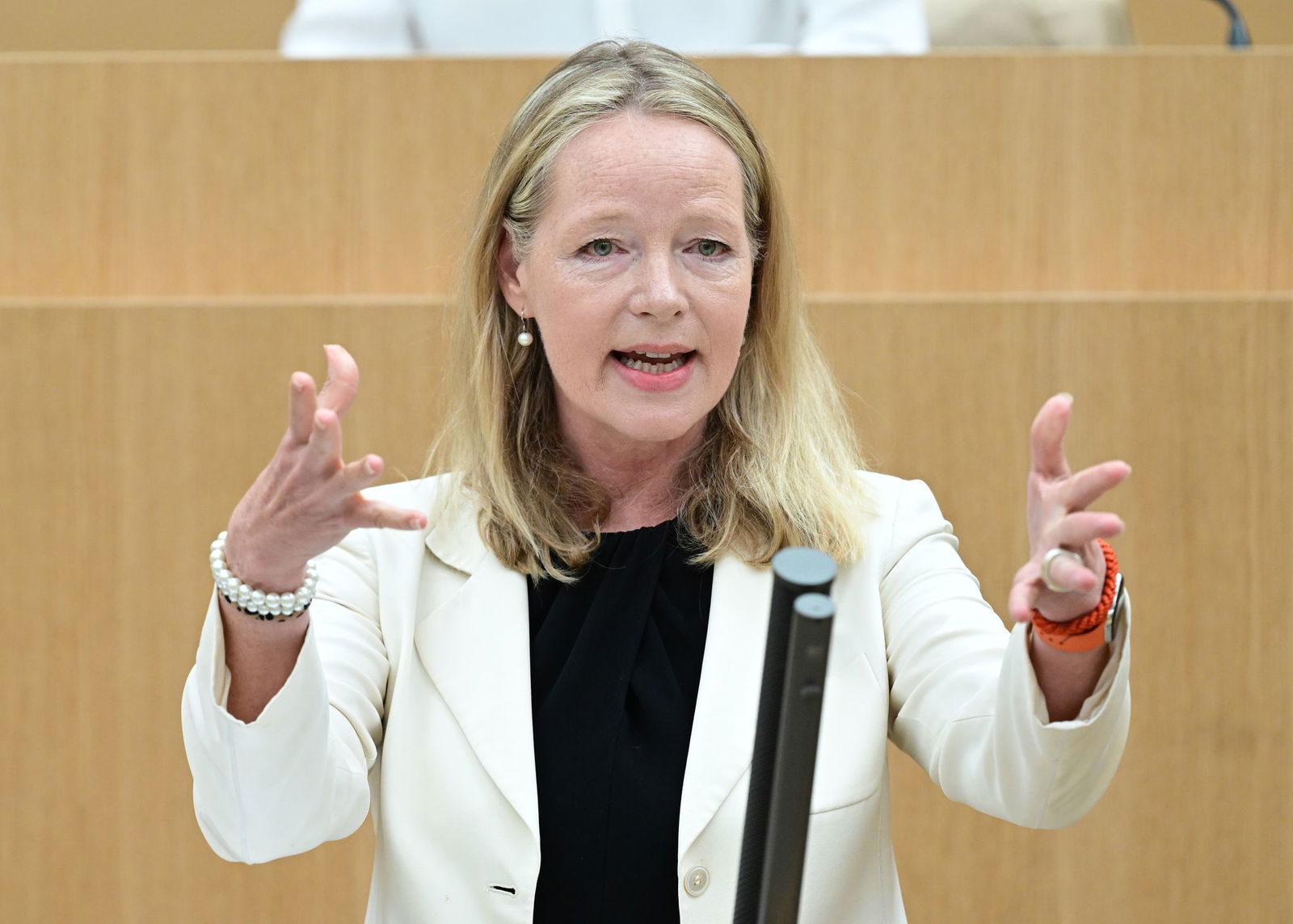 Umweltministerin Thekla Walker erklärt die späte Information der Öffentlichkeit mit möglichen Schadenersatzforderungen, die auf das Land zugekommen wären. (Archivbild)