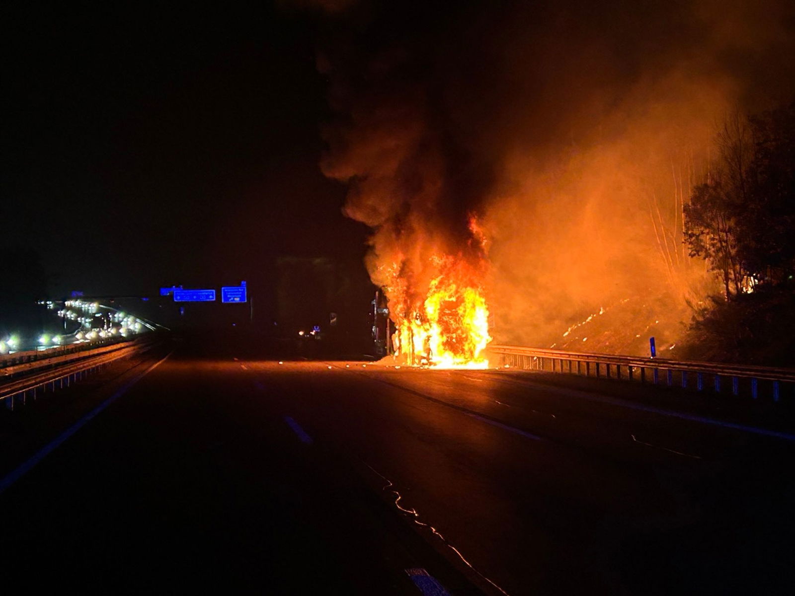 Gegen 6.30 Uhr meldeten Verkehrsteilnehmer den brennenden Transporter.