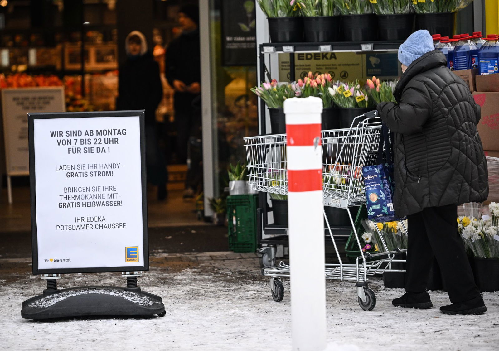 Am dritten Tag des Stromausfalls in Teilen Berlins warten 30.000 Haushalte weiter auf Energie.