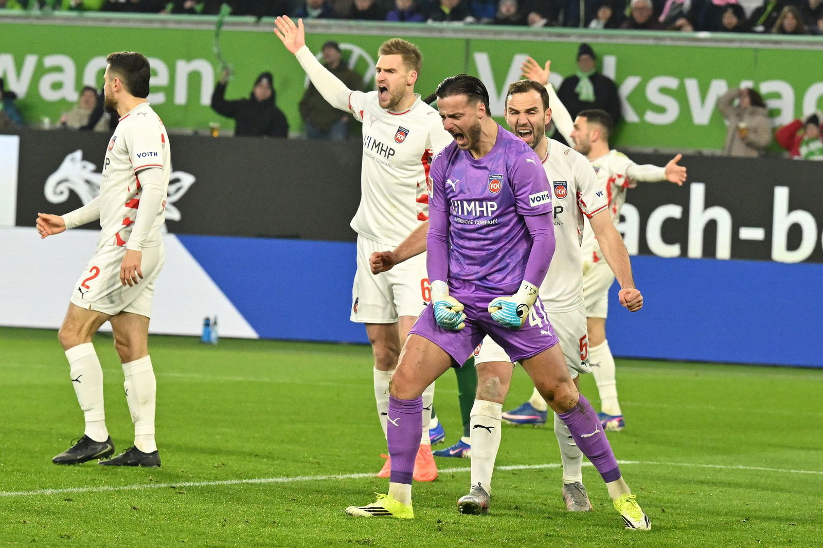 Diant Ramaj und seine Vorderleute treffen auswärts auf Borussia Dortmund. (Archivbild)