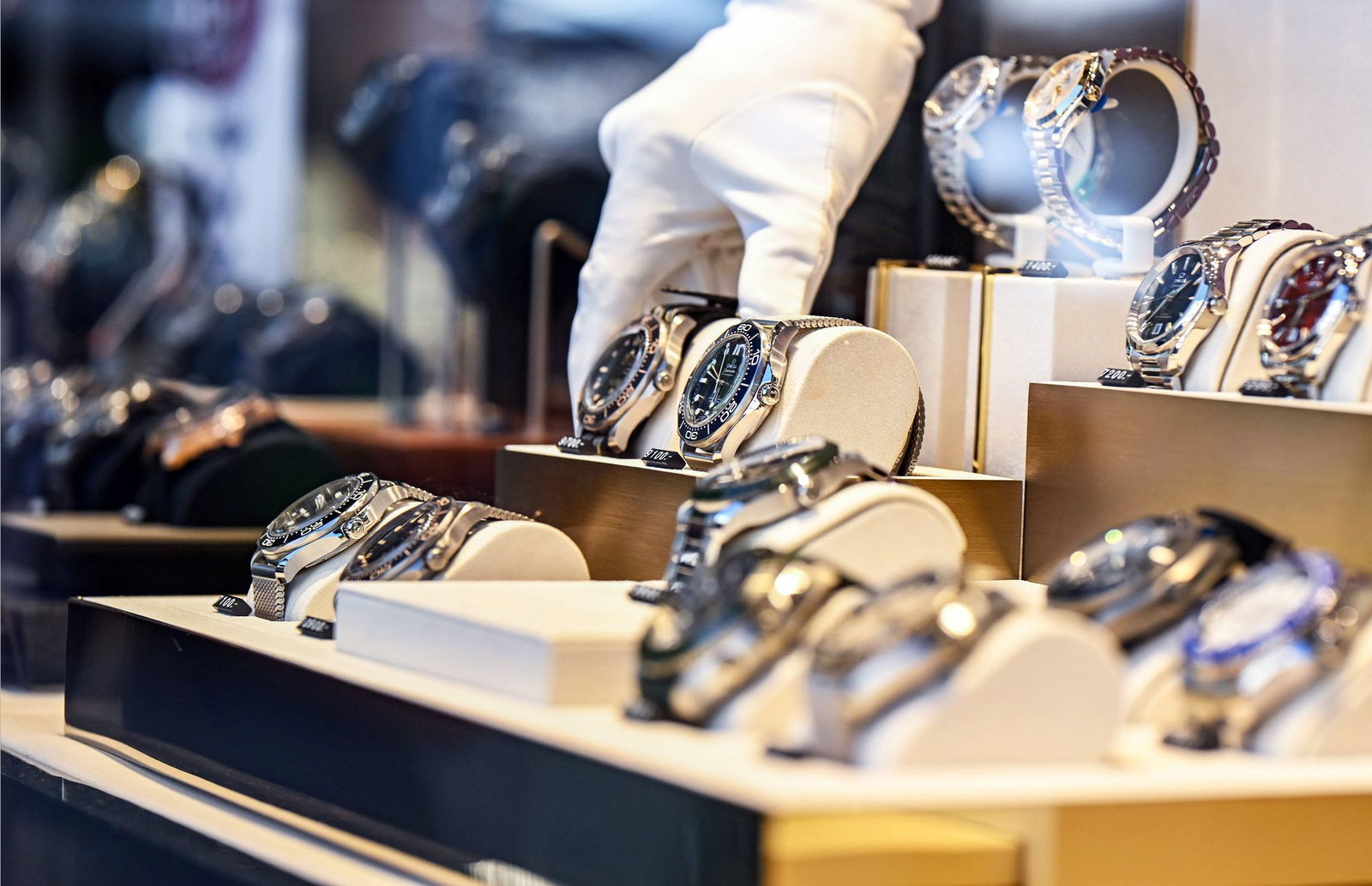 In den Auslagen der Juweliere finden sich auch Luxusuhren. (Archivbild)