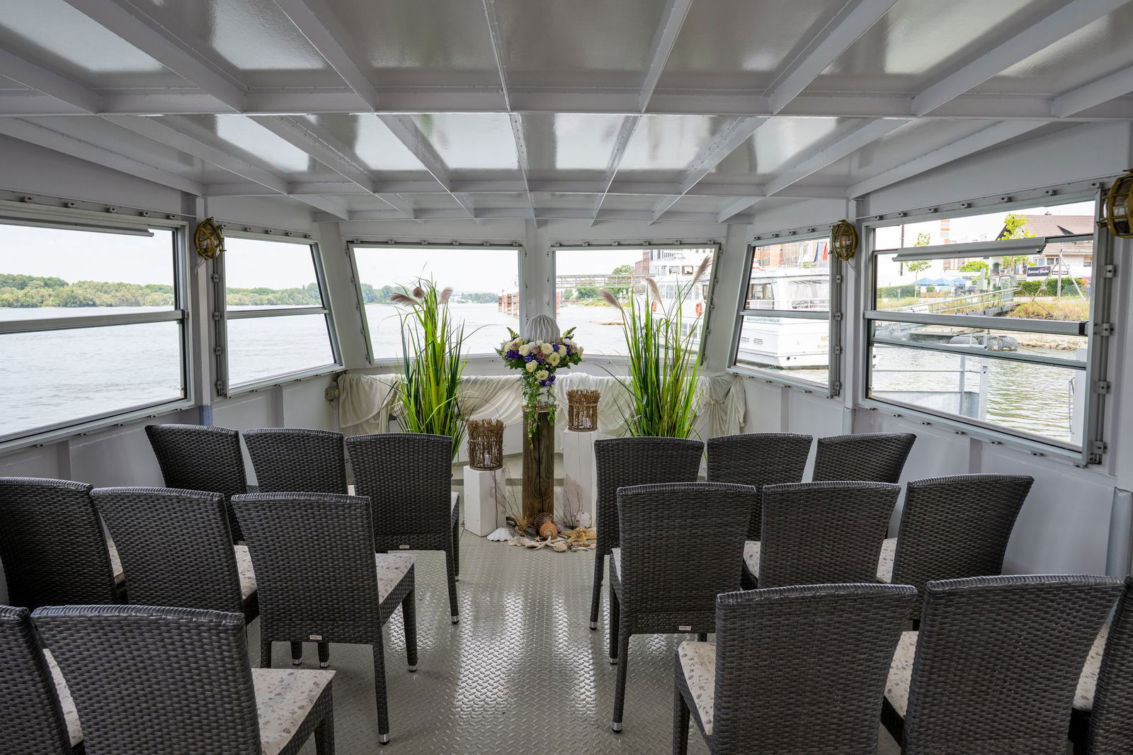 Trübs Unternehmen kooperiert für Flussbestattungen mit einem Schiffseigner, der sonst Freizeit- und Touristenfahrten anbietet. 