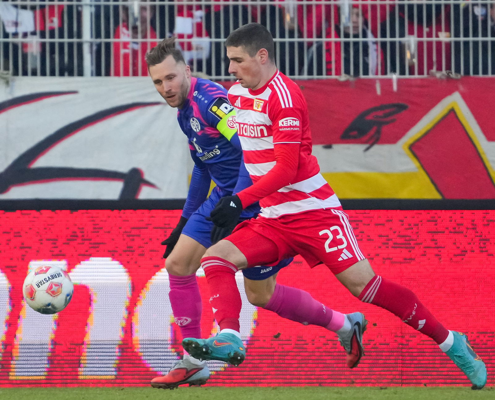Silvan Widmer (l.) und Andrej Ilic (r.) kämpfen um den Ball. 