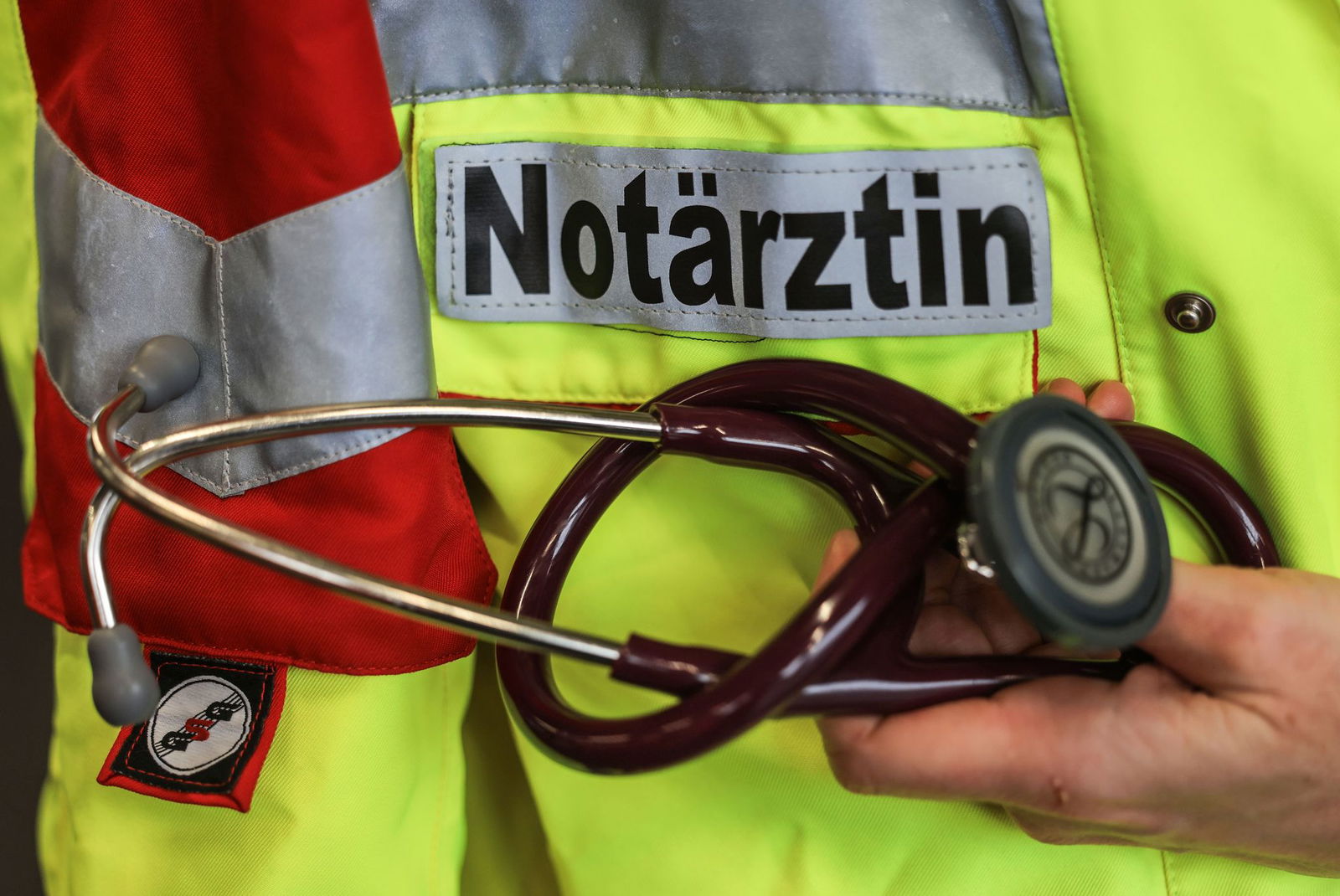 Eine Notärztin versorgte ihn zunächst, dann kam der Mann in eine Klinik. (Symbolbild)