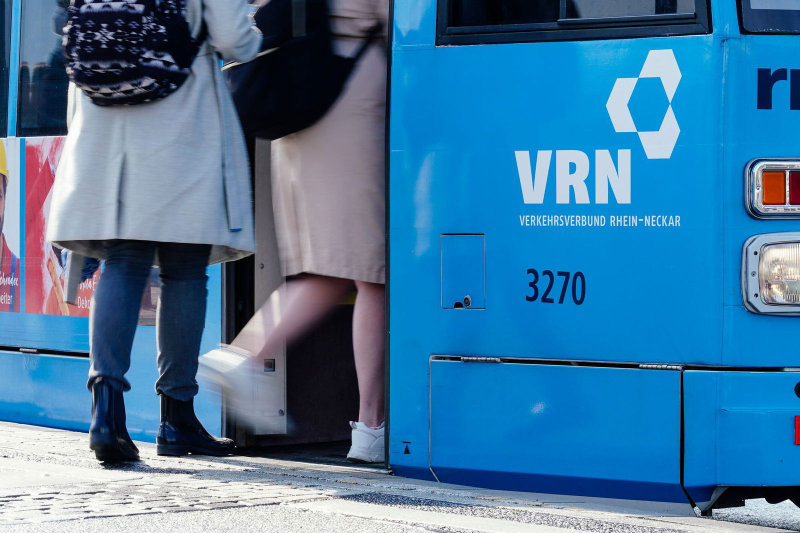 Eine Bratsche ist ohne ihre Besitzerin in der Straßenbahn weitergefahren - und gefunden worden. (Symbolbild)