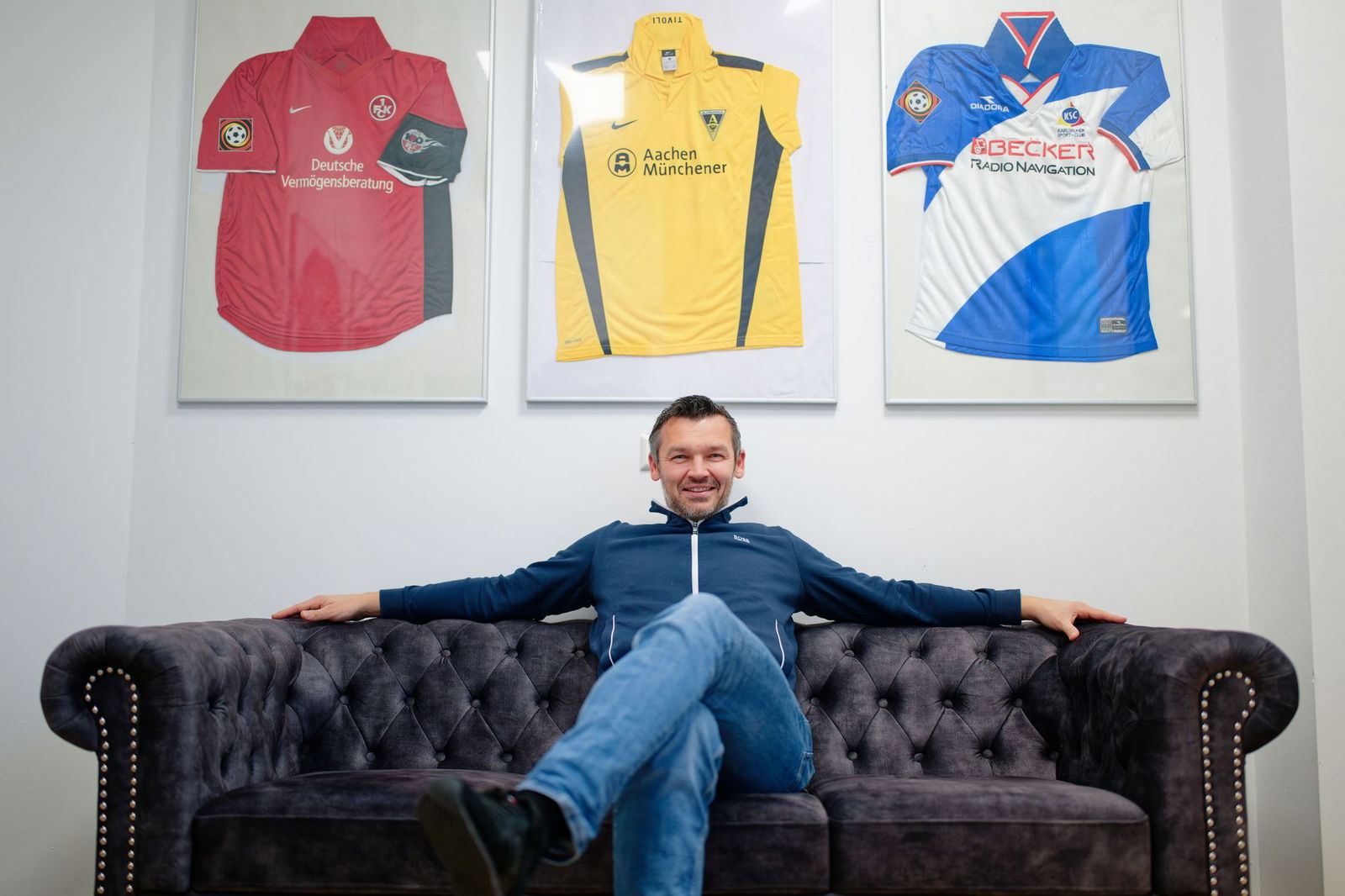 Karriere an der Wand: Trikots sind im Büro von Auer stille Zeugen seiner Laufbahn.