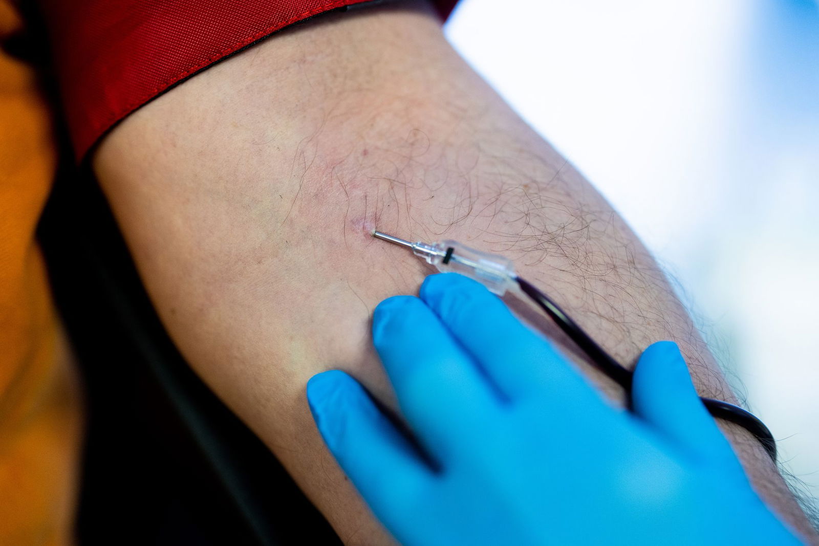 Aktuell reichen die Lagerbestände nur noch für eineinhalb Tage, warnt der DRK-Blutspendedienst. (Archivbild)