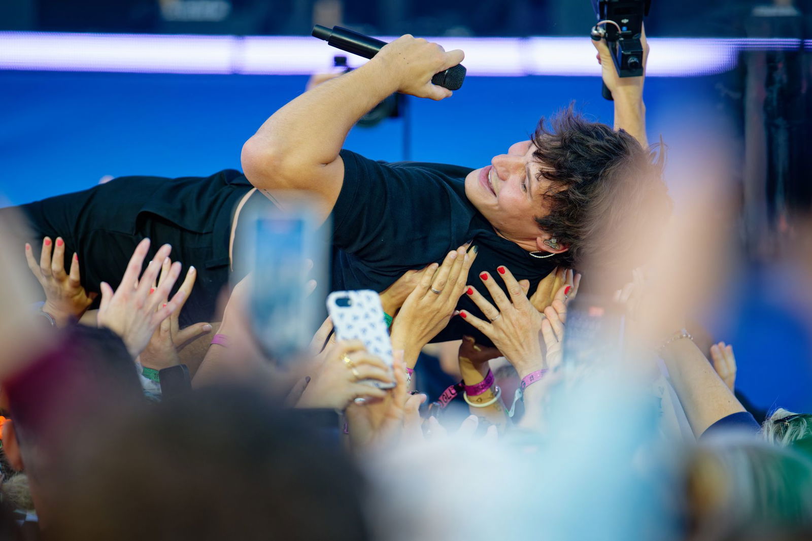 Die Fans von Wincent Weiss tragen ihn auch nach zehn Jahren noch auf Händen. (Archivbild)