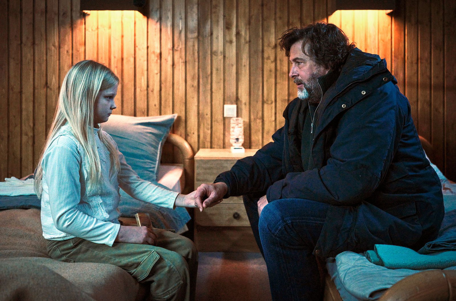 Kommissar Friedemann Berg (Hans-Jochen Wagner) ist der einzige, zu dem Eliza (Hanna Heckt) Zutrauen fasst. 