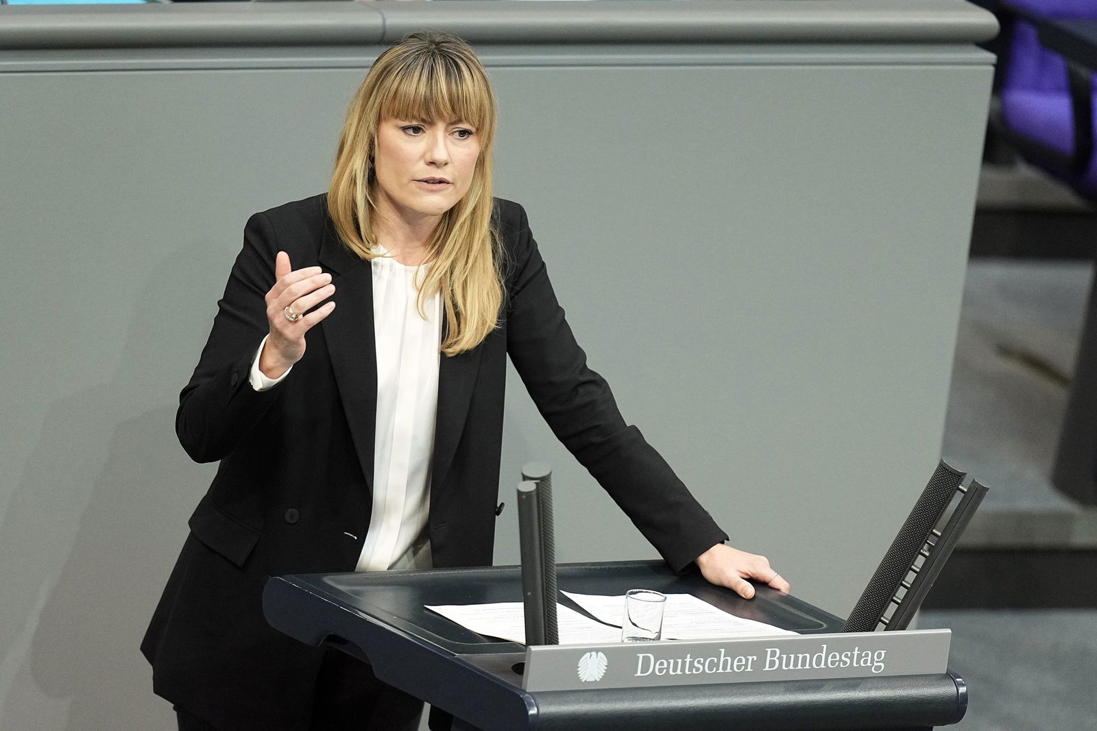 Die fluchtpolitische Sprecherin der Linksfraktion im Bundestag, Clara Bünger, findet, die Bundesregierung sei stark auf Abschiebungen fixiert. (Archivfoto)