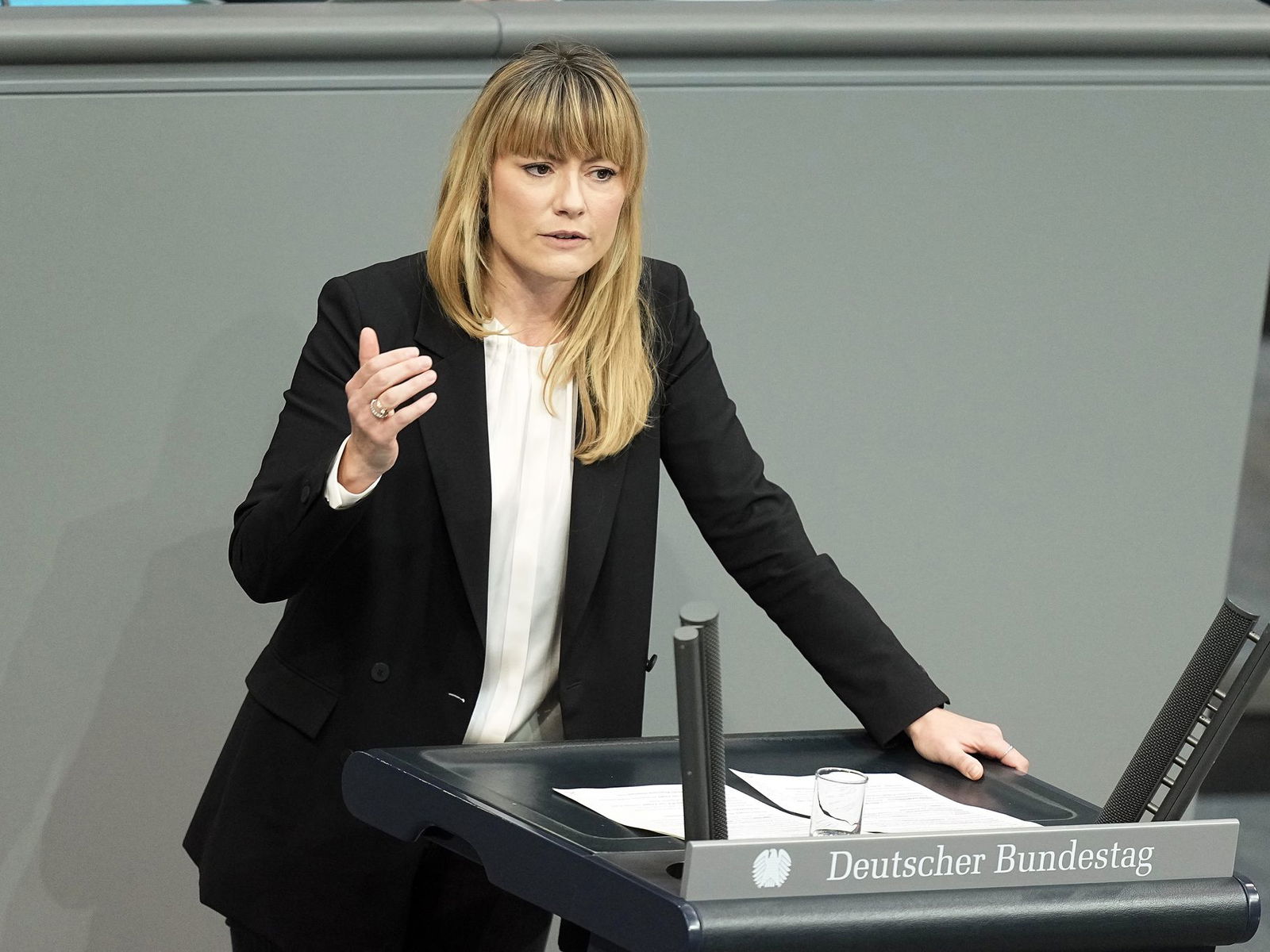 Die fluchtpolitische Sprecherin der Linksfraktion im Bundestag, Clara Bünger, findet, die Bundesregierung sei stark auf Abschiebungen fixiert. (Archivfoto)