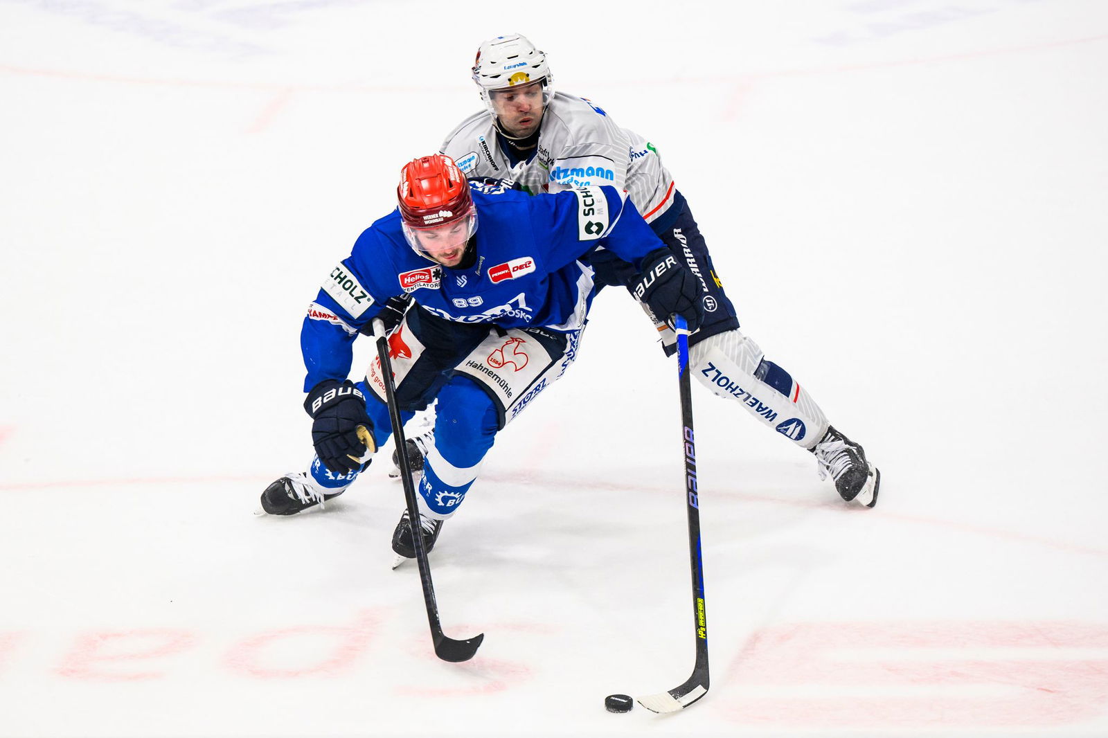 Eishockey-Angreifer Zach Senyshyn (l) verlässt die Schwenninger Wild Wings.