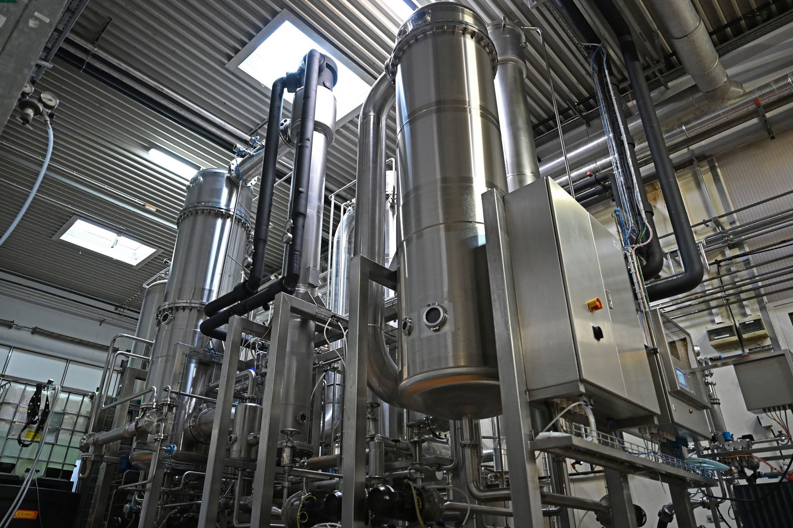 Alkohol (Ethanol) verdampft in riesigen Edelstahlkolonnen bei nur 32 Grad.