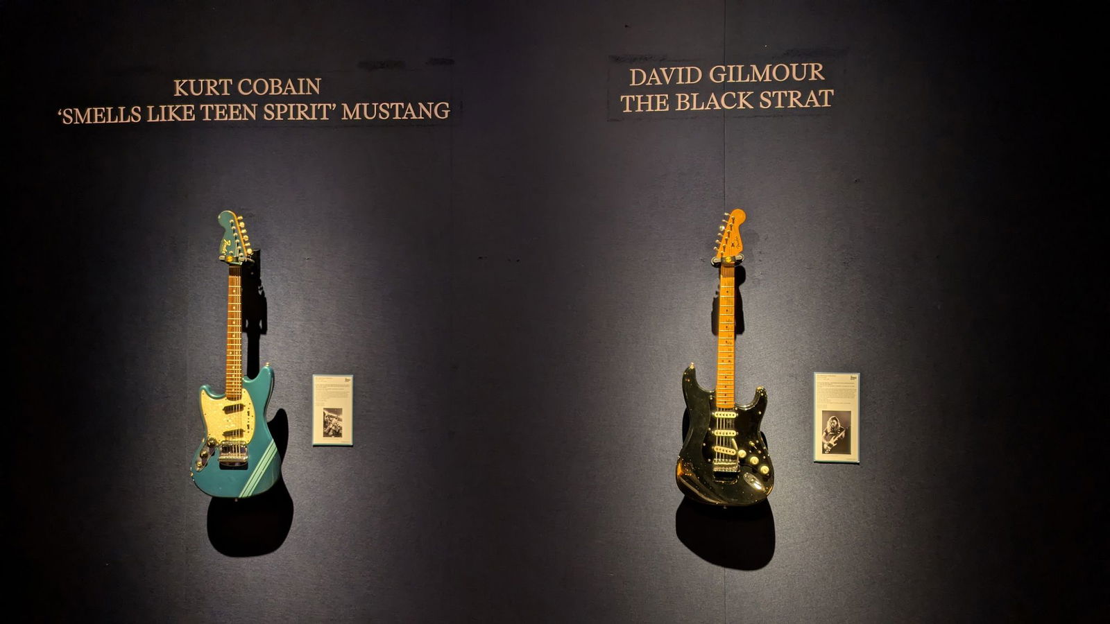 Zwei ikonische Gitarren: Die Fender Mustang von Nirvana-Frontmann Kurt Cobain (l) und die schwarze Fender Stratocaster von Pink-Floyd-Gitarrist David Gilmour.