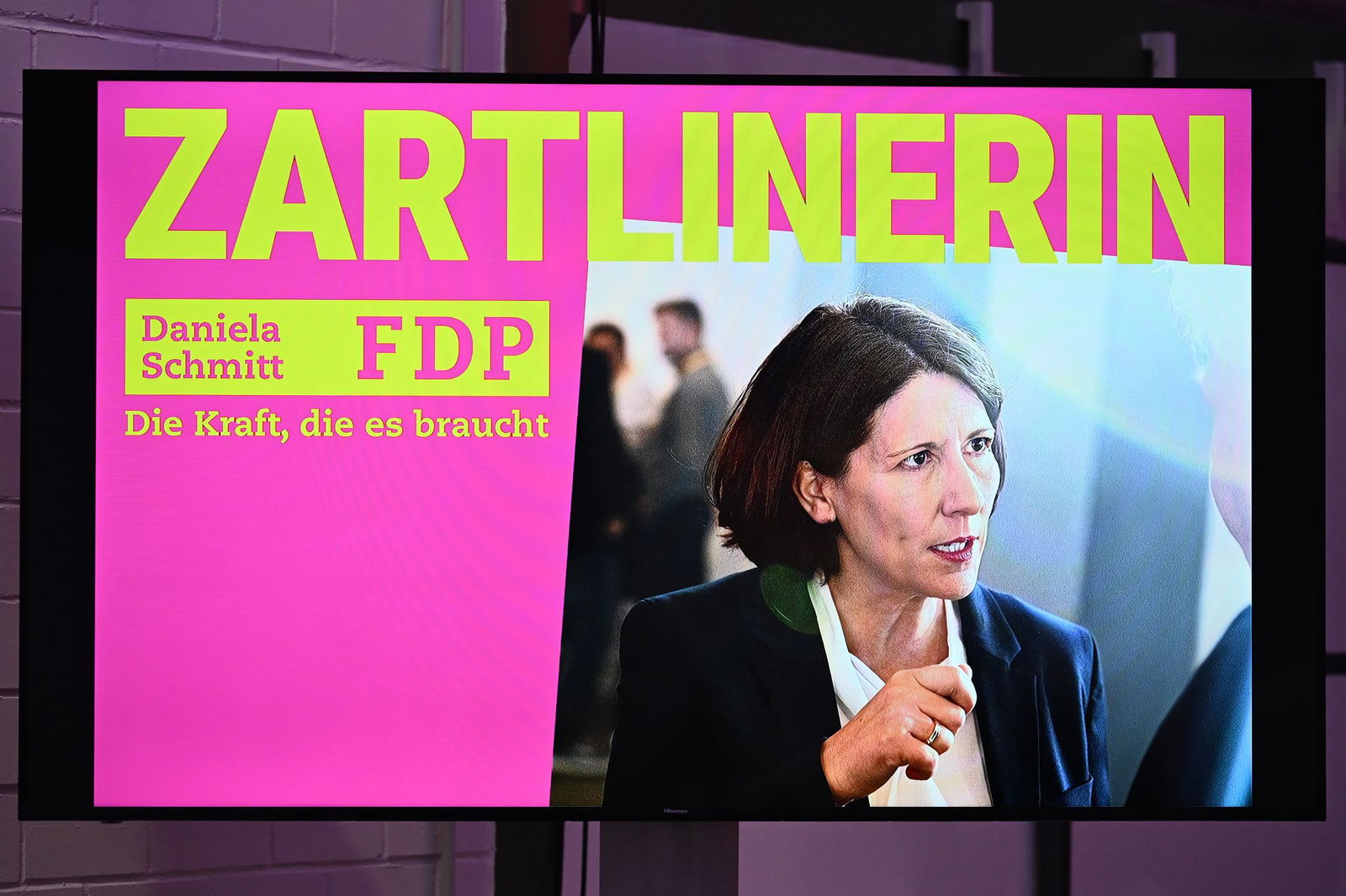 Das Gegenteil von kompromissloser harter Kante - Schmitt gibt sich auf einem Motiv als «Zartlinerin». 