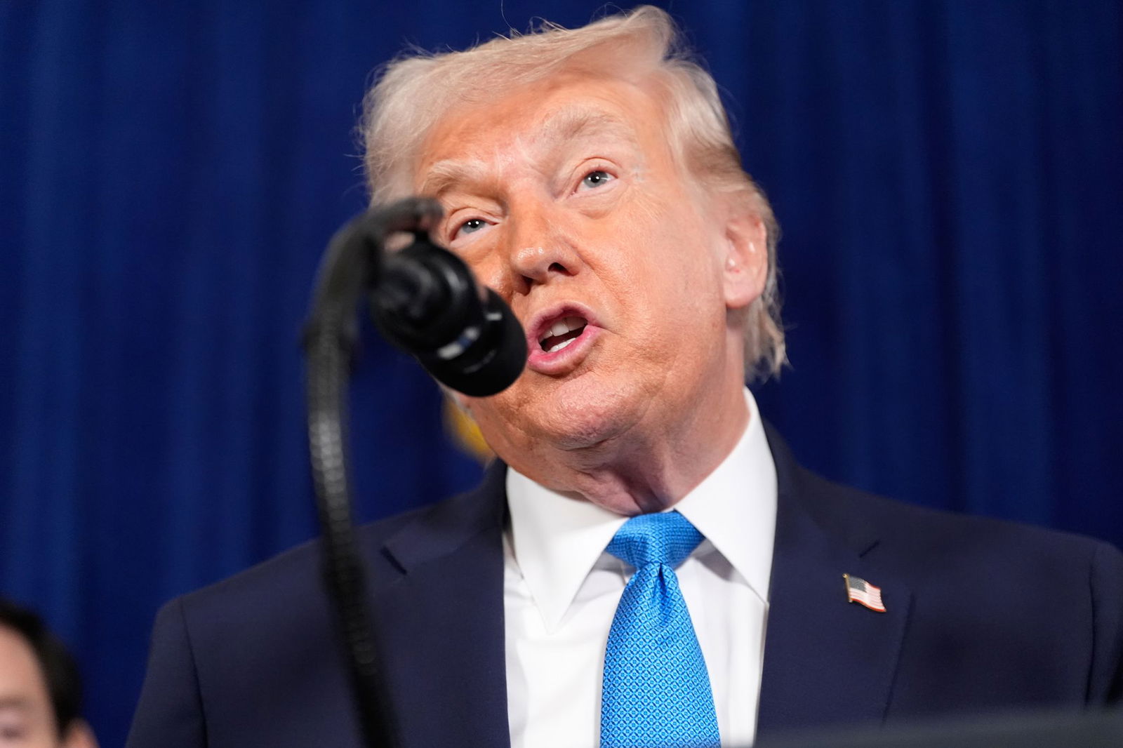 Trump sagt, die USA würden Venezuela so lange führen, bis ein sicherer Machtwechsel stattfinden könne. 