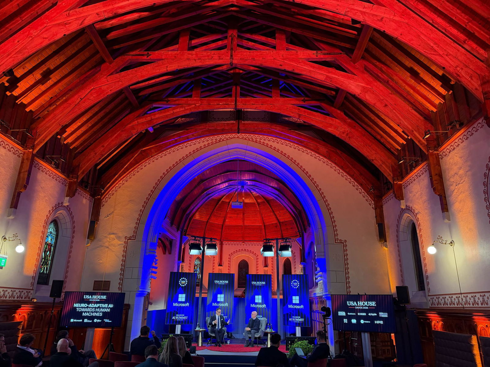 USA House in einer Kirche: Der Altar ist eine Bühne.
