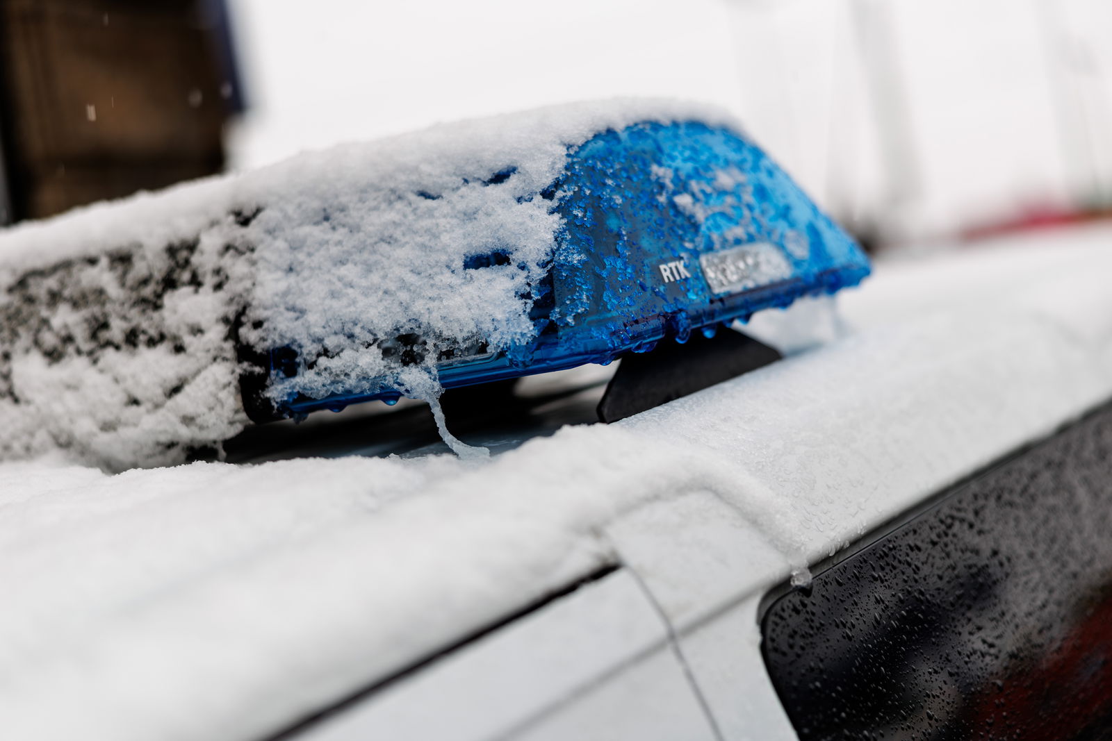 Polizeiwagen mit Schnee bedecktem Blaulicht