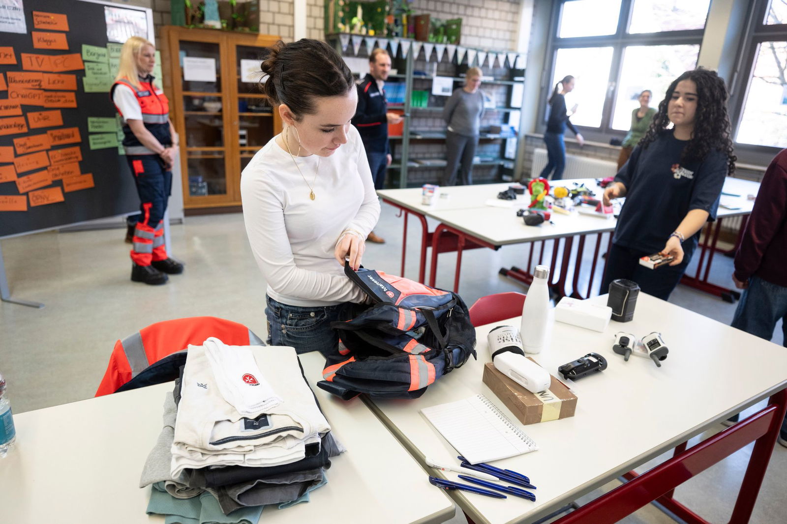 Die Schülerinnen und Schüler packen einen Notfallrucksack zusammen.