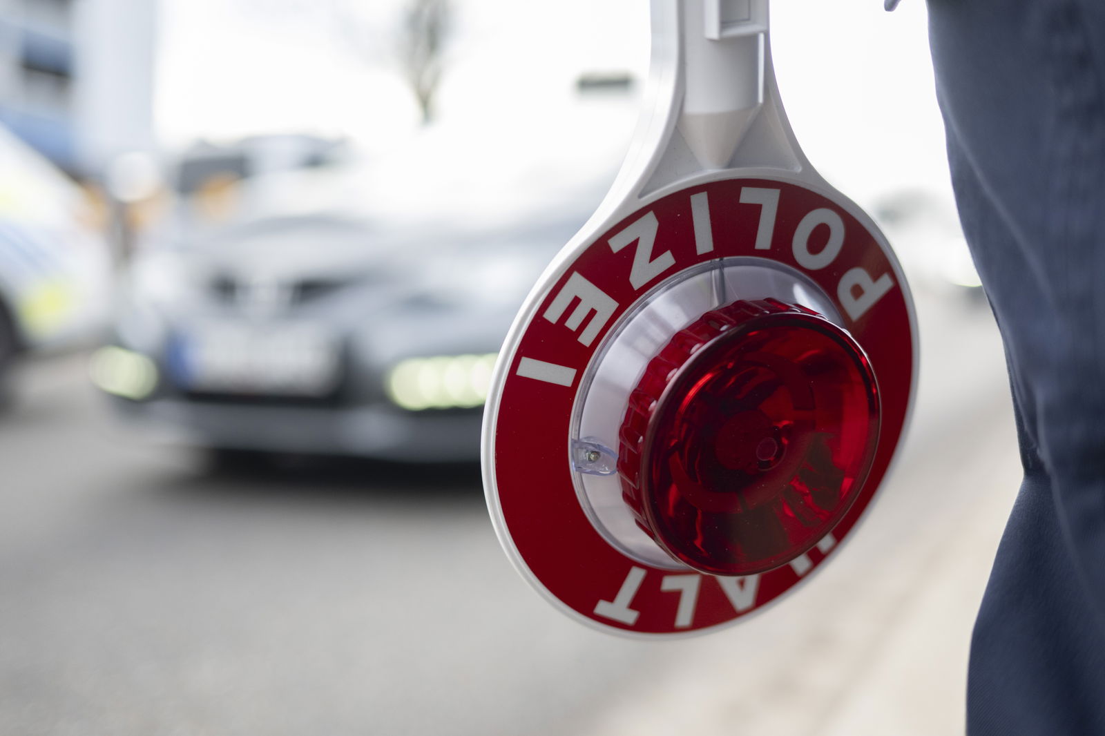 Polizeikelle mit Aufschrift Halt