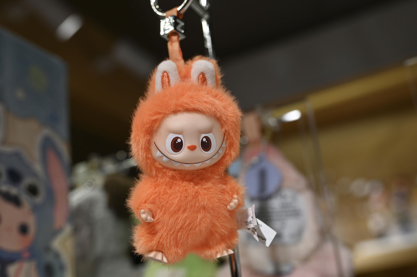 Ein oranges Labubu Plüschmonster