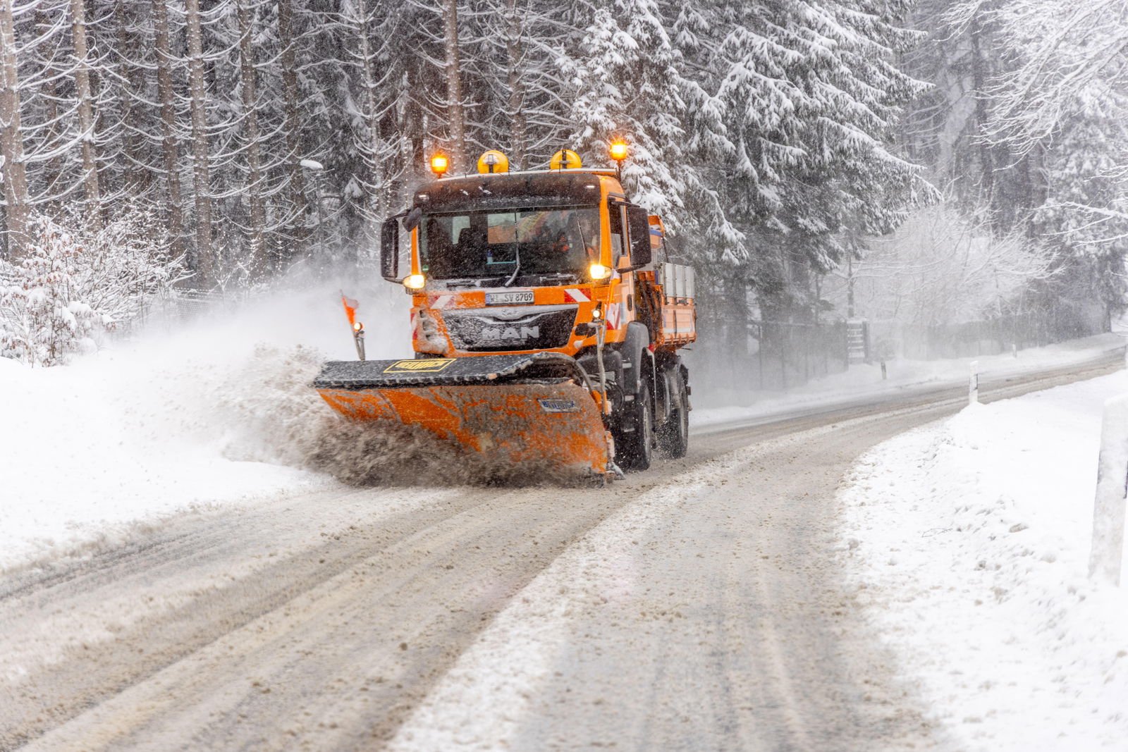 Winterdienst auf verschneiter Straße unterwegs