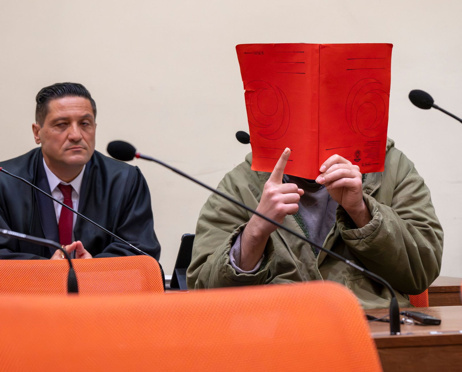 Mehrfach hob der Angeklagte den Zeigefinger. 