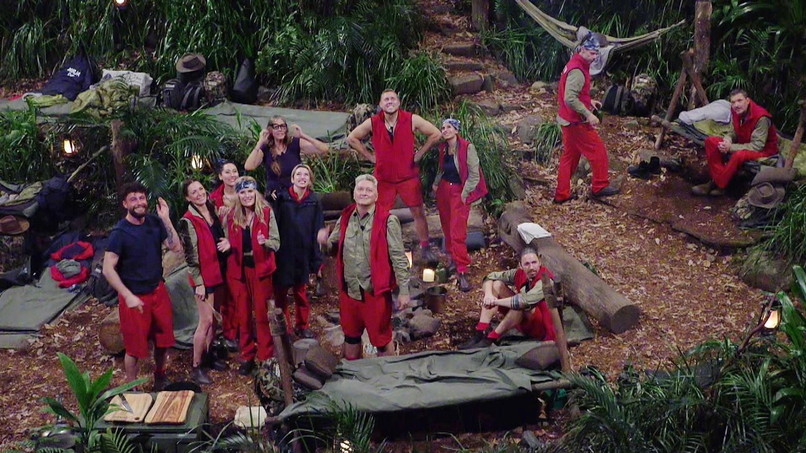 Nach vielen Tagen gibt es endlich wieder richtiges Essen. 