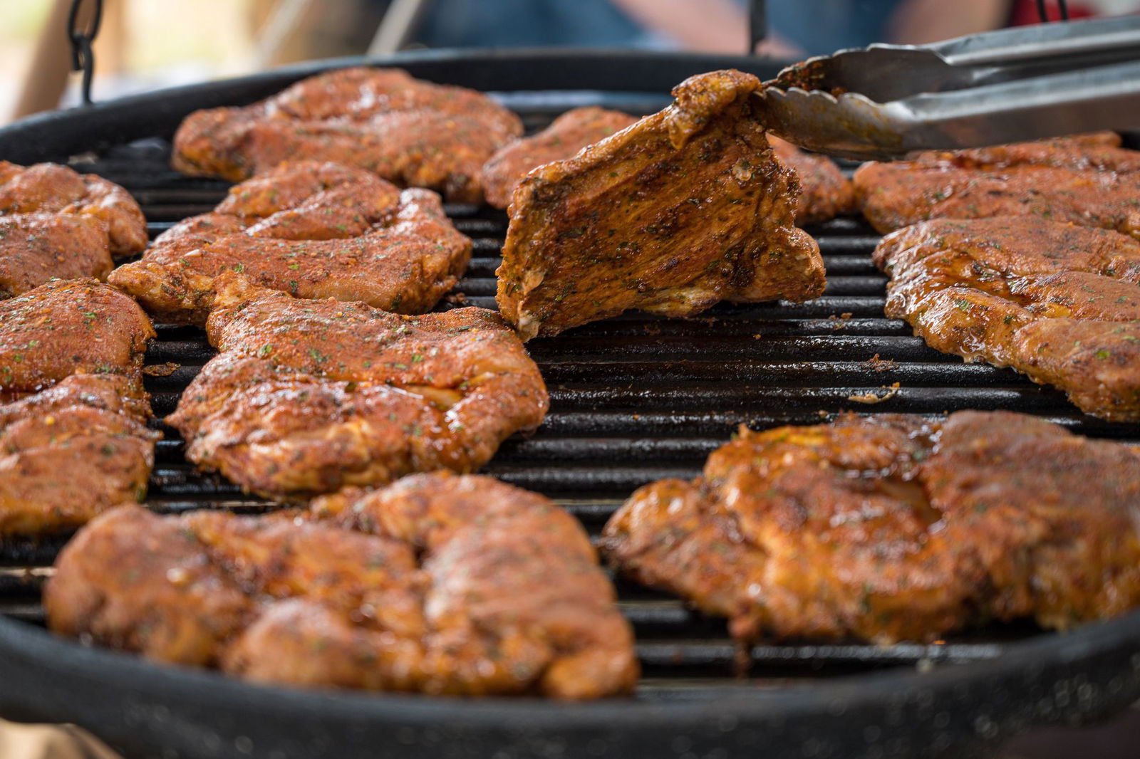 Das Grillen von Schwenkern auf dem Schwenker ist im Saarland Kult (Symbolbild)