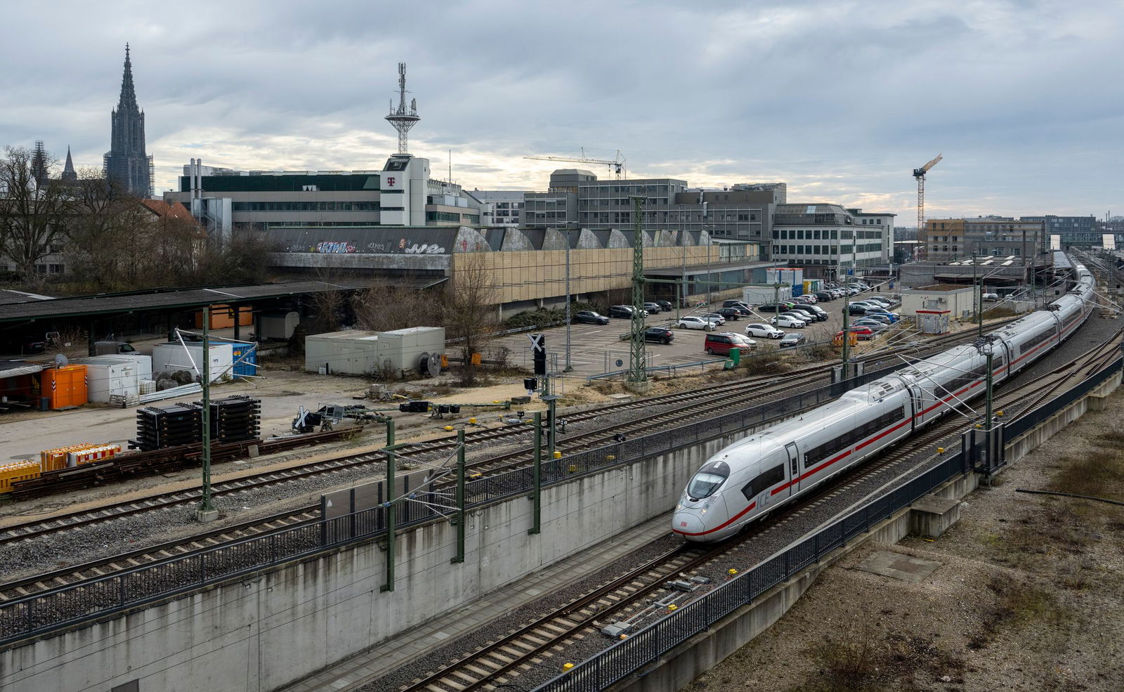 Seit heute rollen die Fernzüge am Ulmer Hauptbahnhof wieder. (Archivbild) 