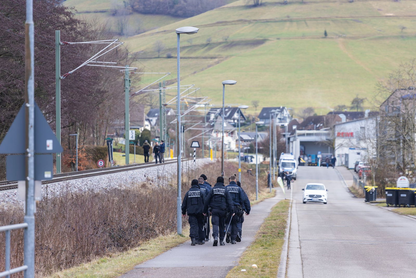 Die Polizei hat eine Sonderkommission eingerichtet. Angaben zu einem Verdacht oder einer Festnahme machte sie aber nicht.