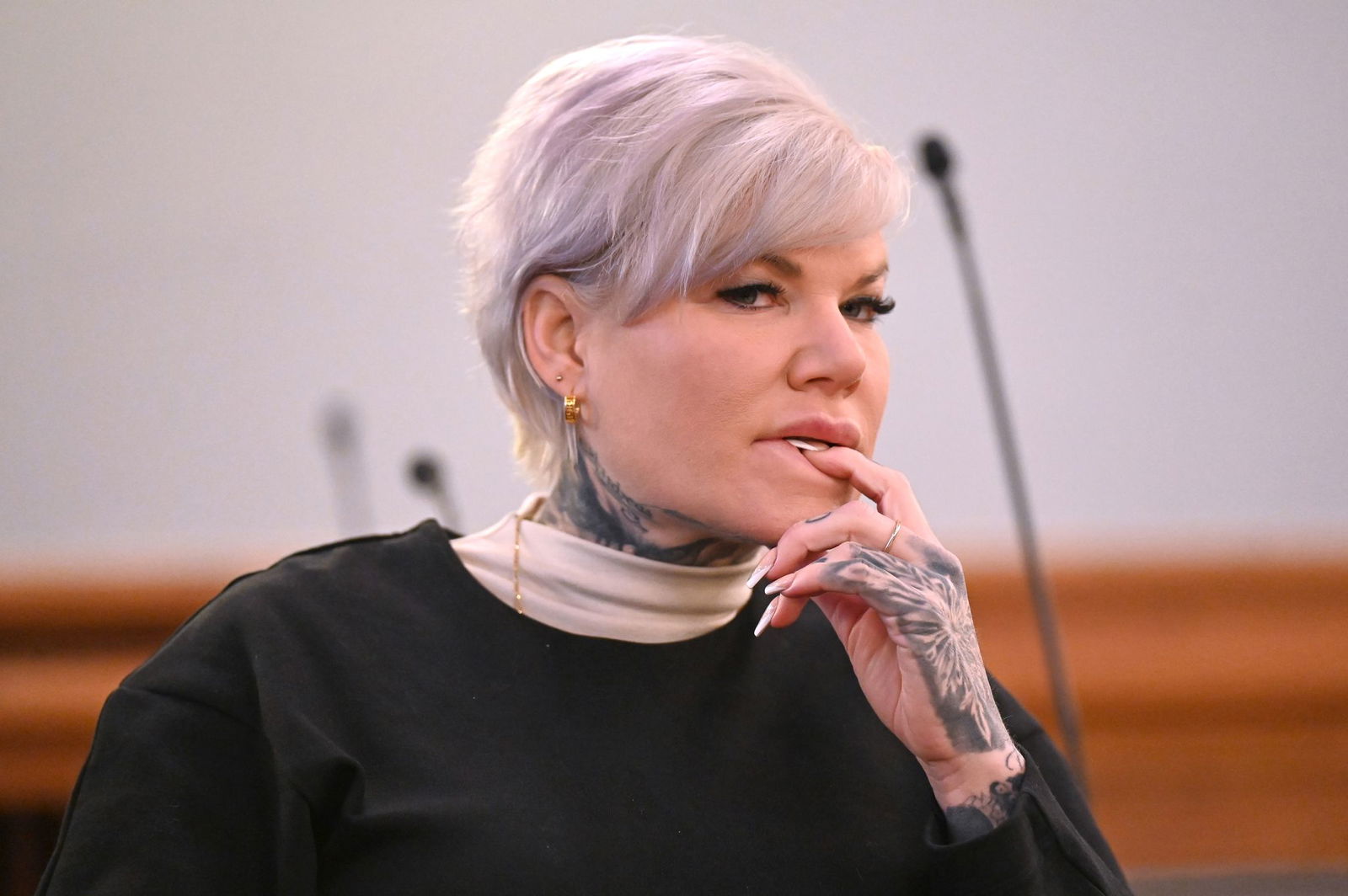 Melanie Müller steht vor Gericht, weil sie bei einem Konzert den Hitlergruß gezeigt haben soll. Es handelt sich um einen Berufungsprozess.