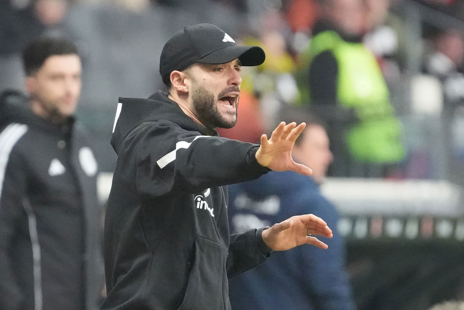 Dennis Schmitt darf die Eintracht auch gegen Tottenham coachen.