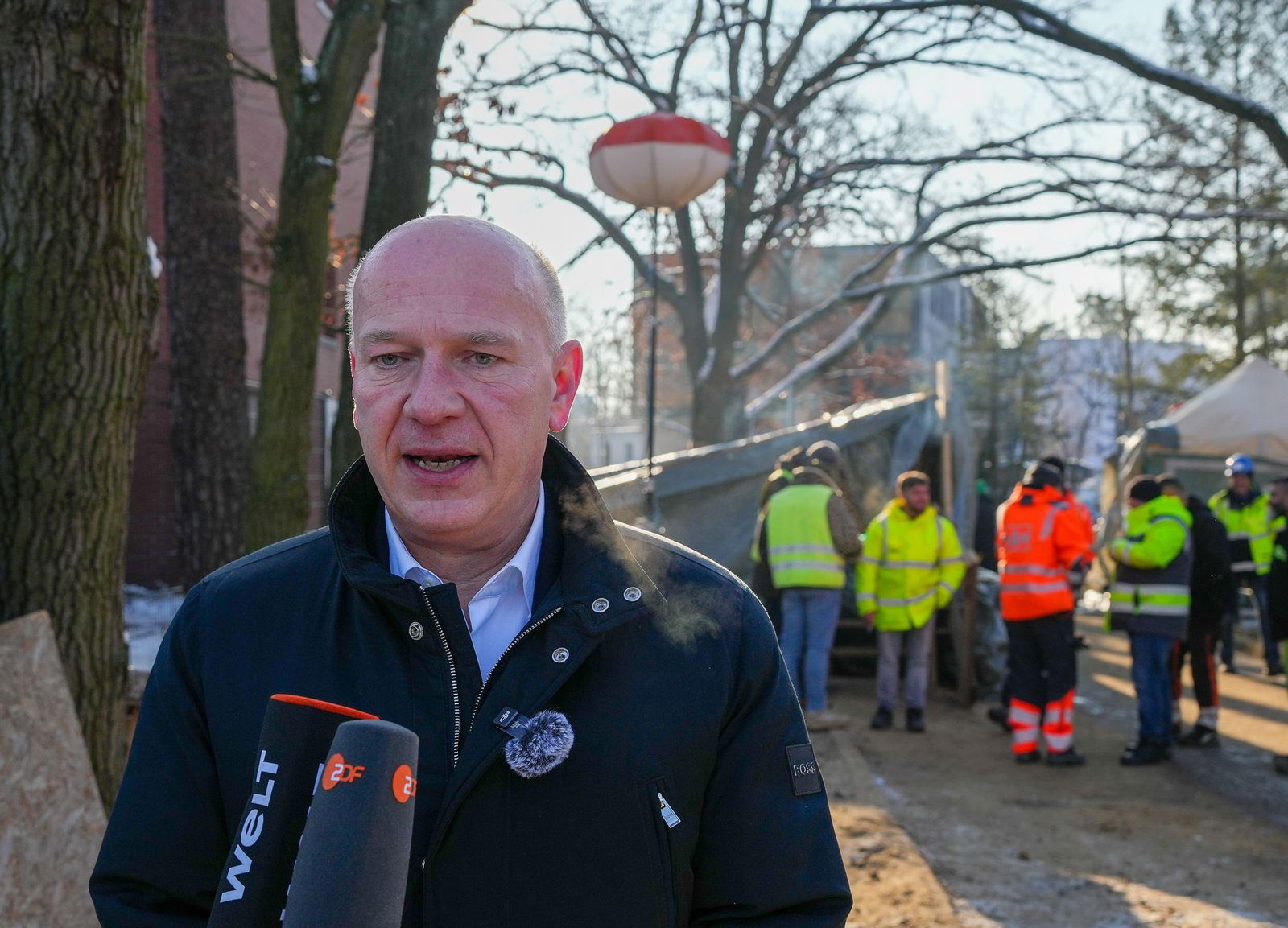 Berlins Regierender Bürgermeister Kai Wegner (CDU) zeigte sich nach dem Ende des Stromausfalls erleichtert, steht wegen seines Agierens in der Krise aber stark in der Kritik.    