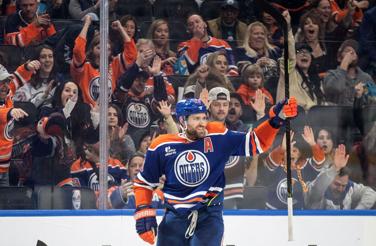 Leon Draisaitl wird von den Oilers-Fans gefeiert.
