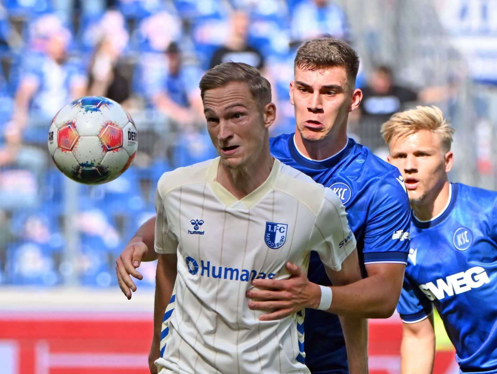 Vorerst kein Zweikampf: KSC-Profi Marcel Beifus (r) hat sich am Knie verletzt. 