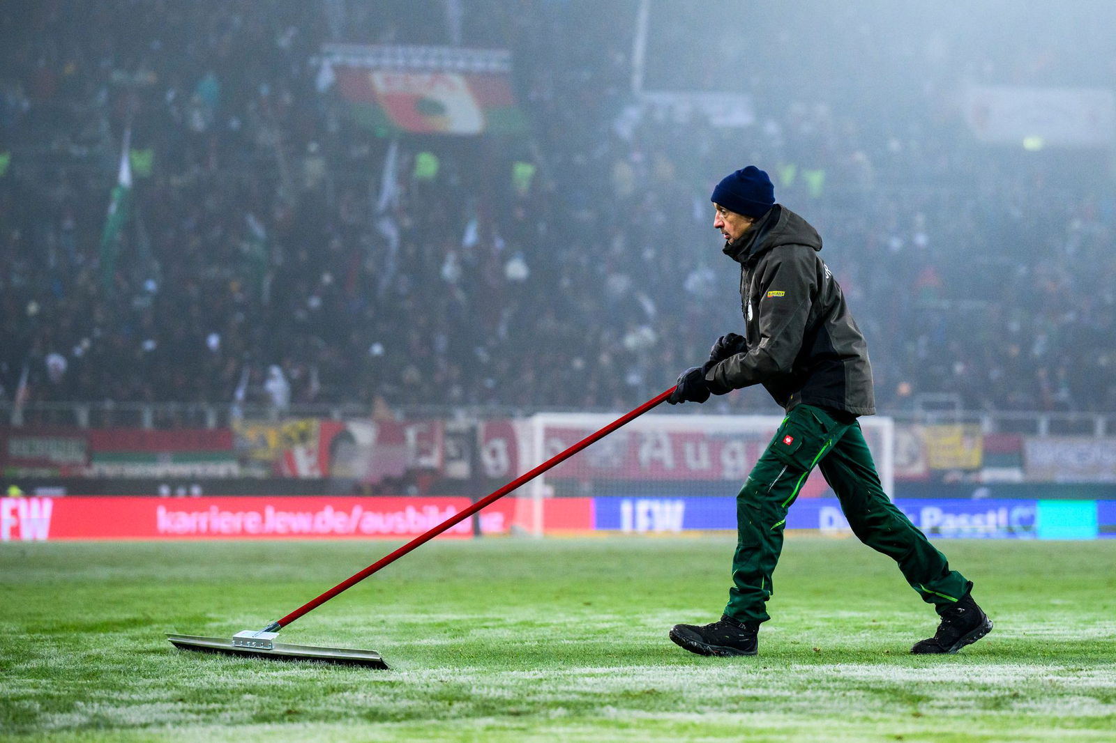 Schnee schippen ist angesagt: Die Fußball-Bundesliga vor dem Start. (Archivbild) 