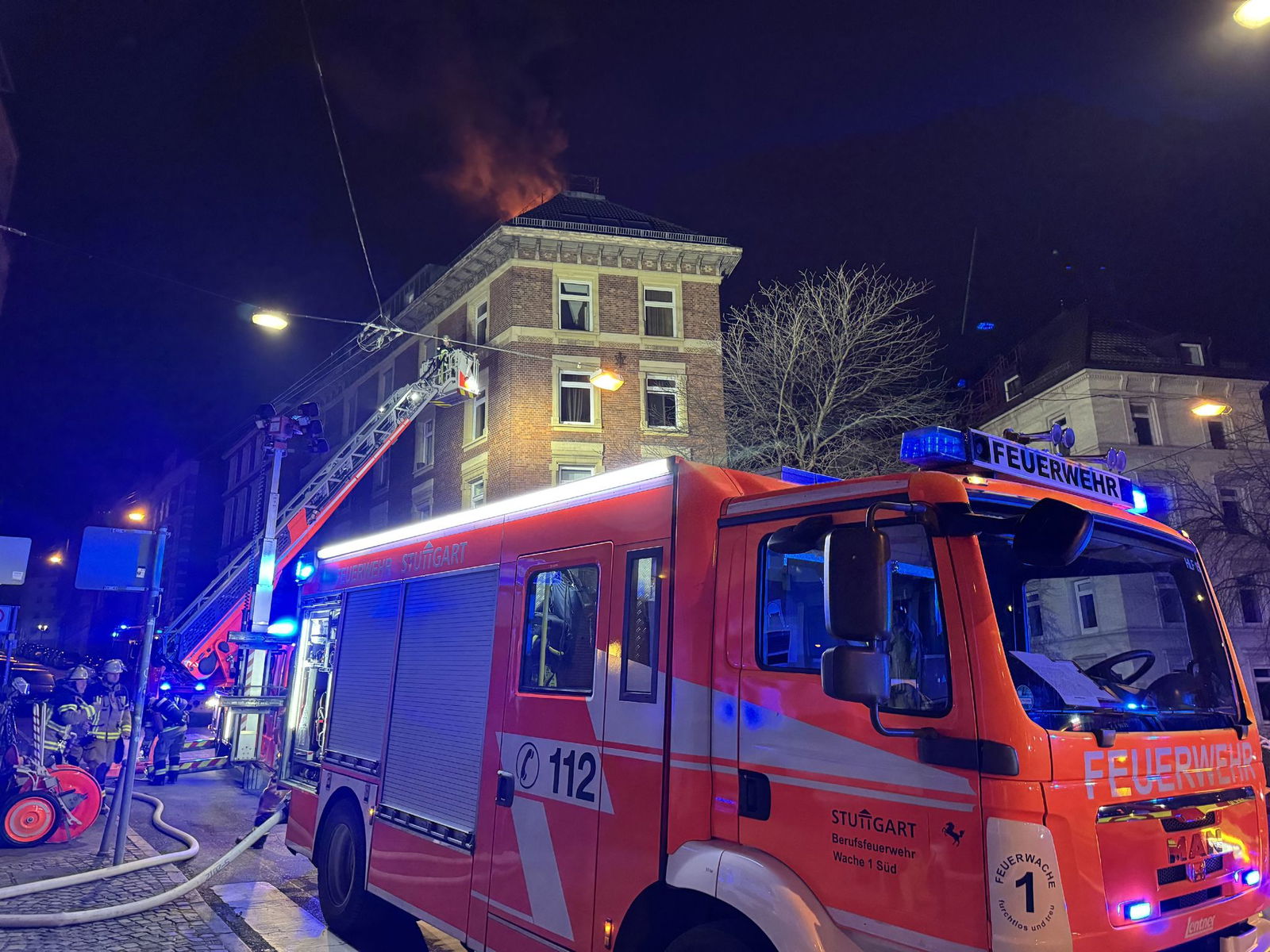 Die Feuerwehr in Stuttgart löscht einen Brand auf einem Dach. 