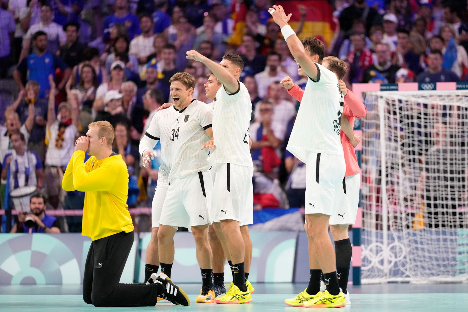 Bei den Olympischen Spielen 2024 feierten Deutschlands Handballer nach dem «Wunder von Lille». (Archivbild)