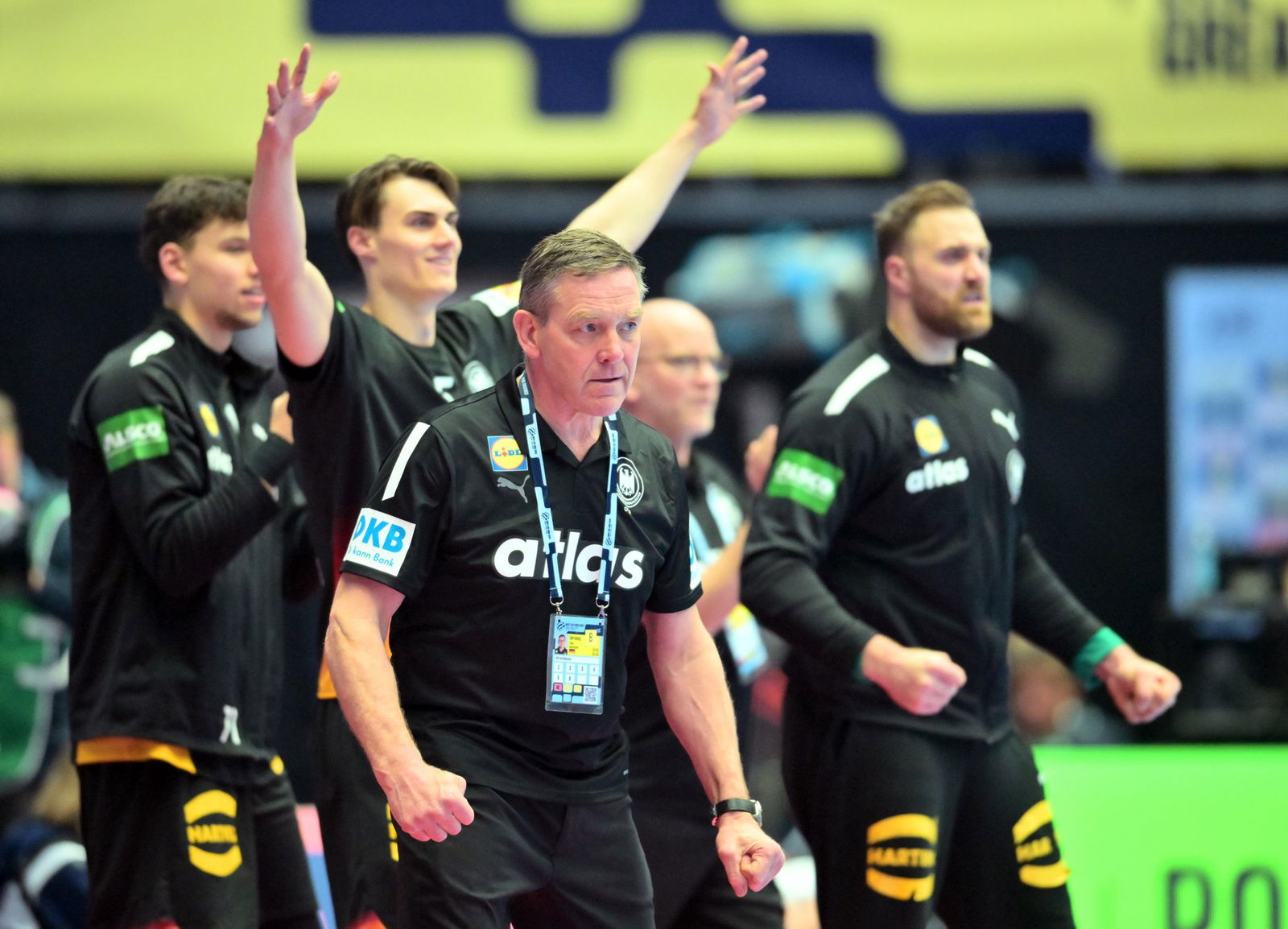 Bundestrainer Alfred Gislason darf mit der DHB-Auswahl weiter auf das EM-Halbfinale hoffen.