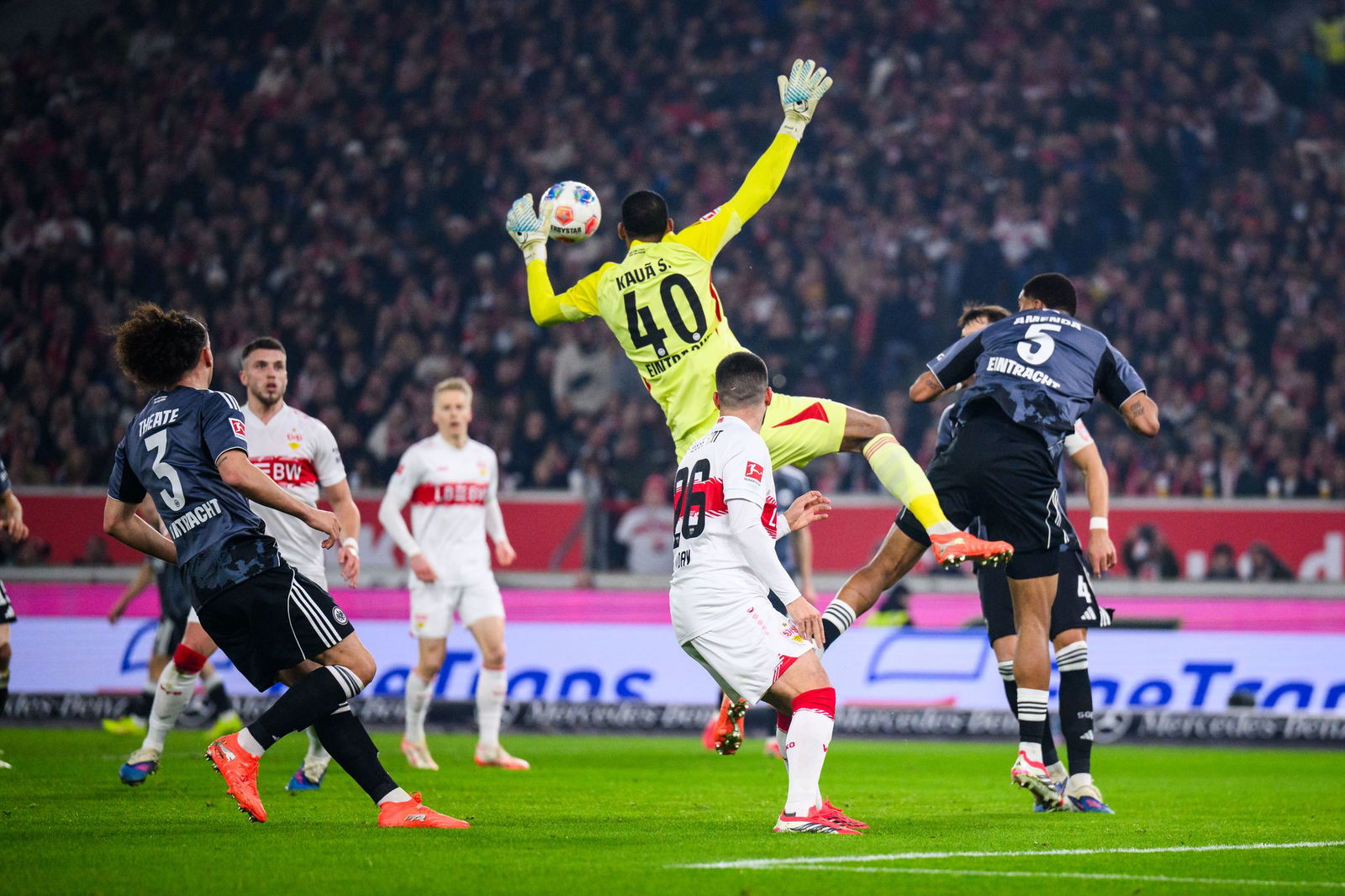 Folgenschwerer Fehler: Frankfurts Torwart Kaua Santos beim 1:1.