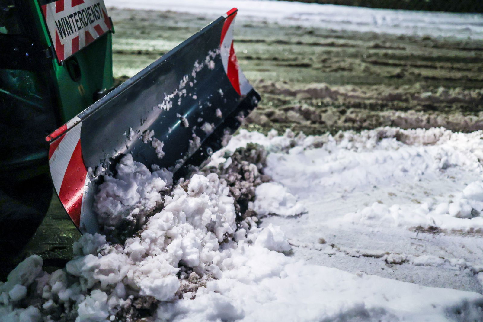 Es schneit in manchen Regionen Baden-Württembergs.