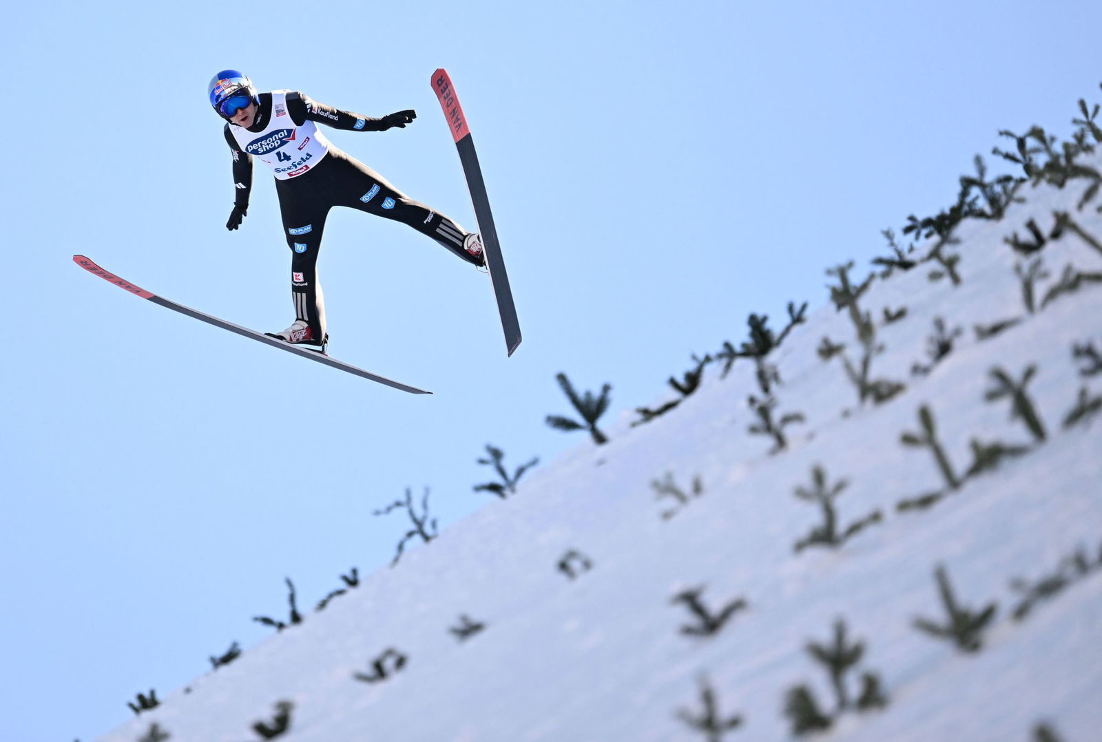 Vinzenz Geiger feiert den Sieg in Seefeld.
