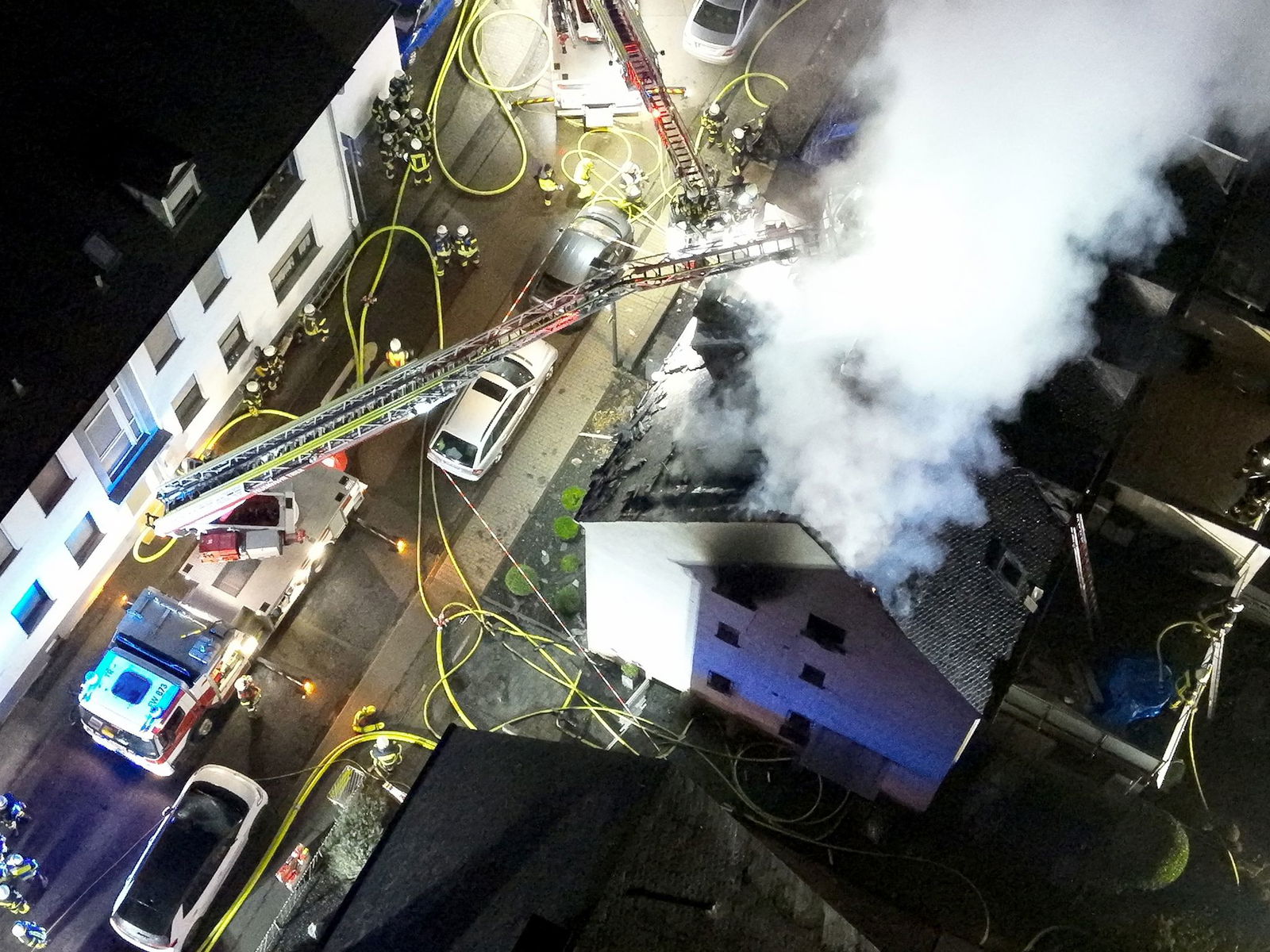 Die Feuerwehr war mit einem Großaufgebot im Einsatz. 